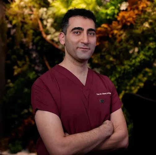 Dr. Cüneyt K., dermatólogo de la Clínica Estepera en Estambul — especialista en salud capilar, dermatología estética y trasplante capilar
