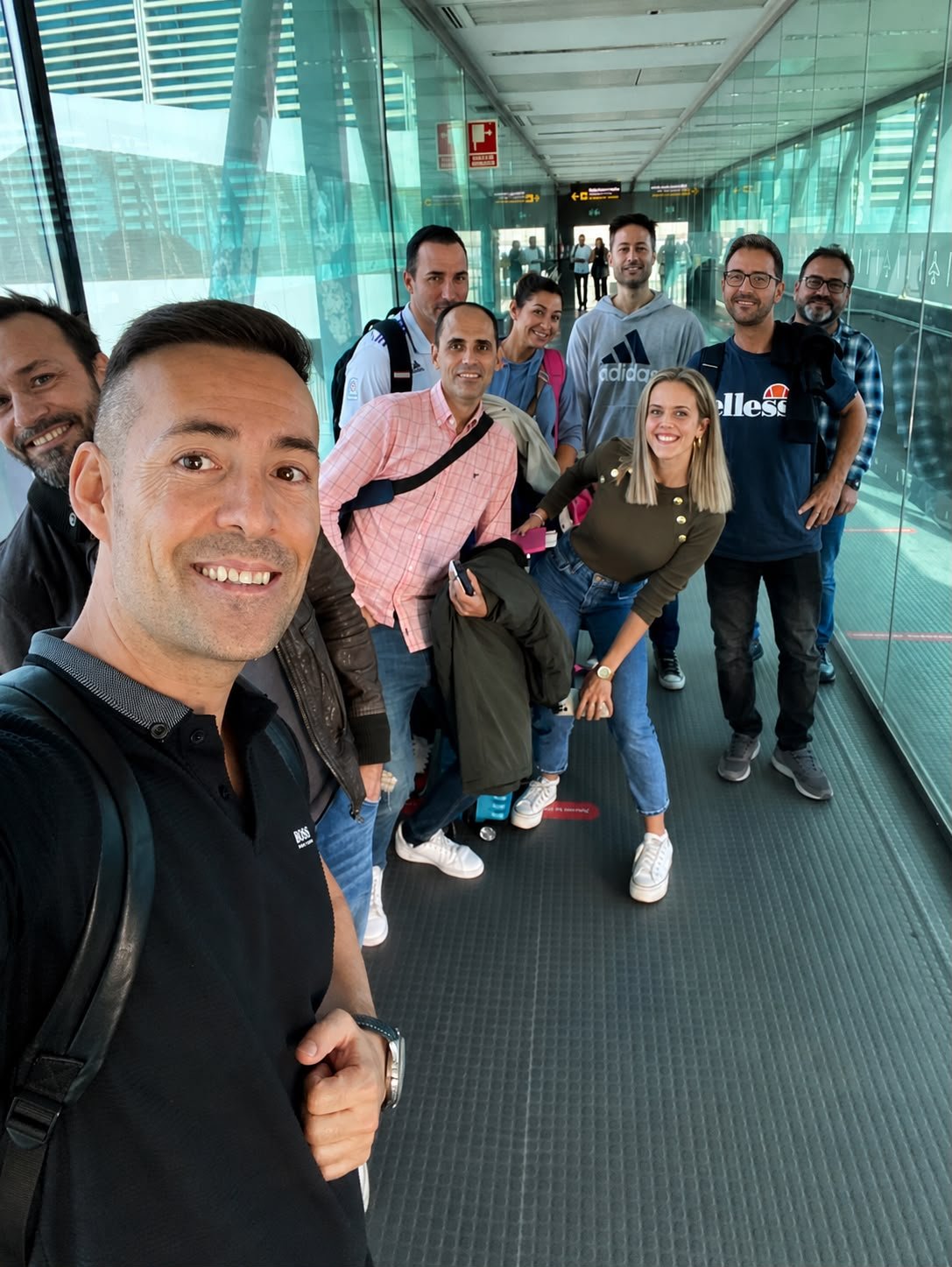 David Beltrán con su grupo de pacientes en el aeropuerto de Valencia, embarcando juntos rumbo a Estambul para su injerto capilar DHI — viaja en grupo con ESTEPERA