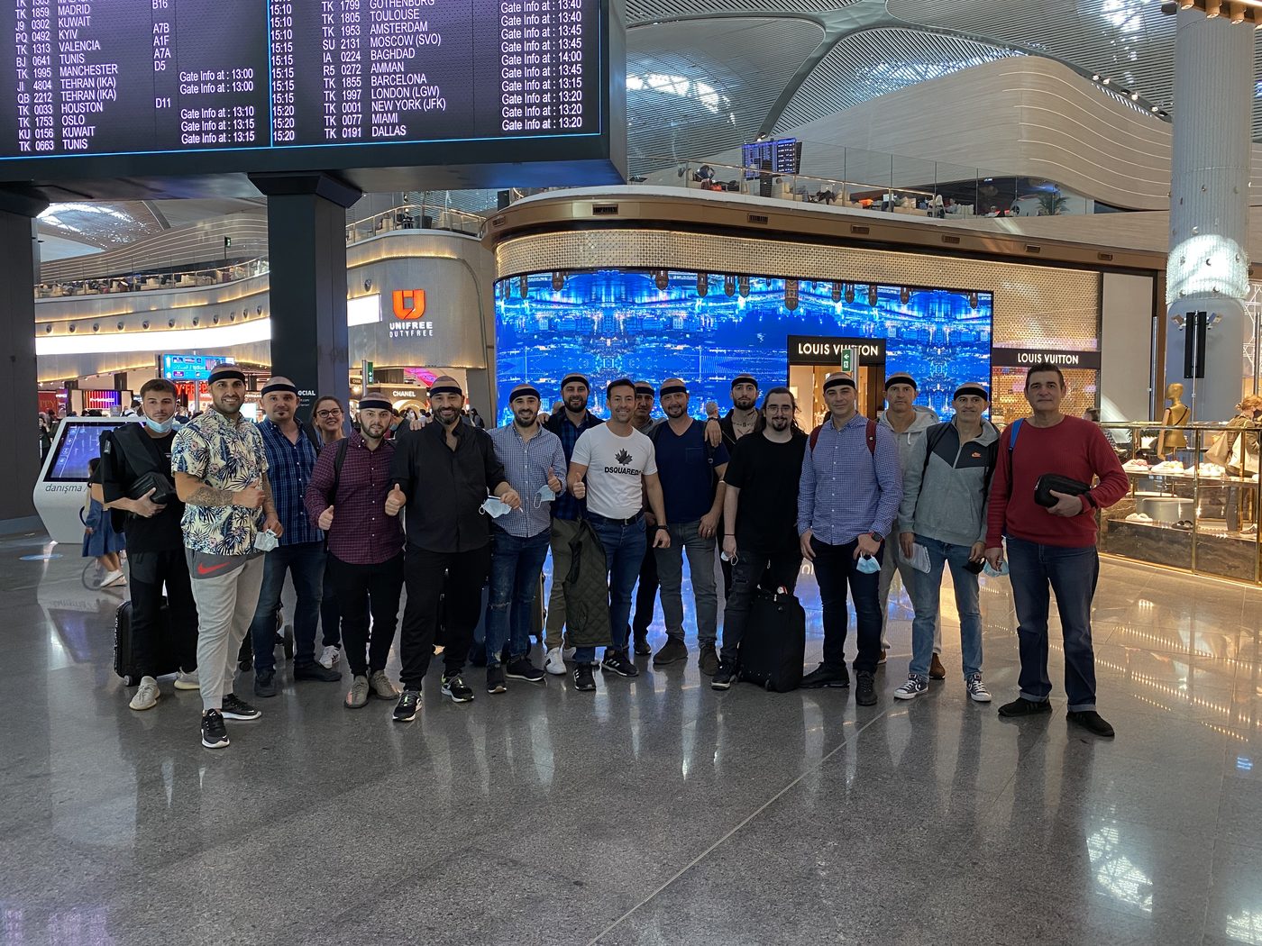 David con el grupo de pacientes recién llegados al aeropuerto de Estambul para su trasplante capilar DHI