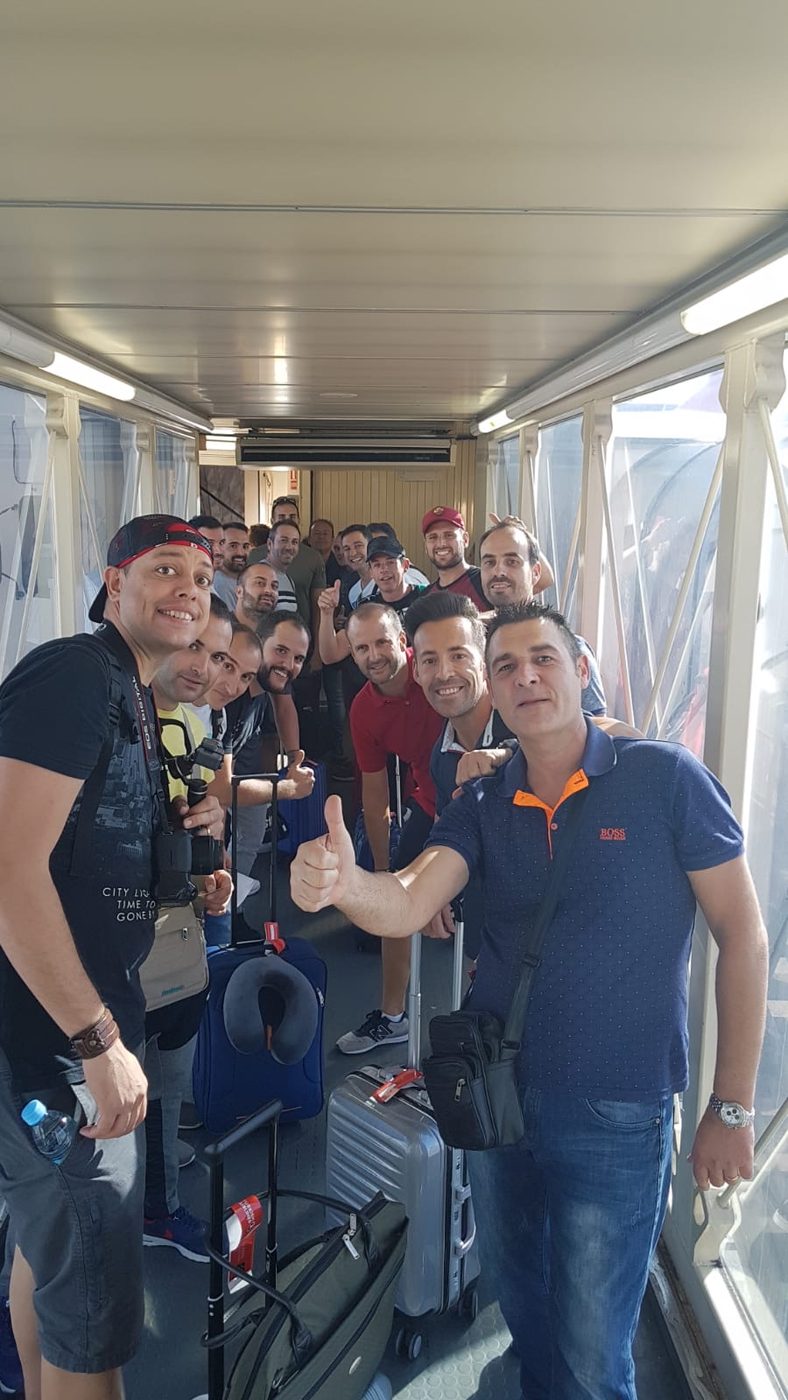 Grupo de pacientes de ESTEPERA en el aeropuerto de Valencia listos para viajar a Estambul para su injerto capilar