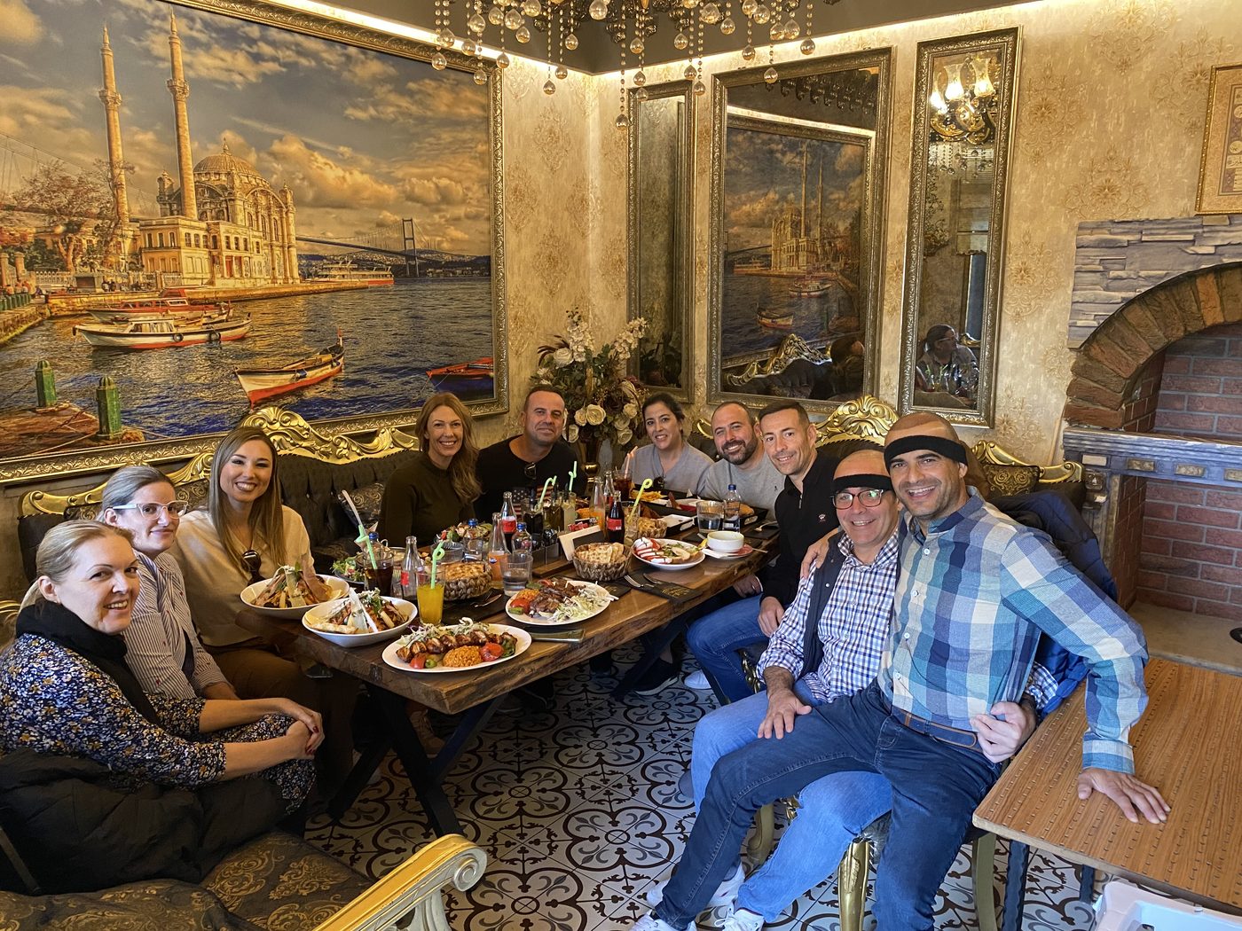 Comida de grupo en Estambul con David durante el viaje de trasplante capilar de ESTEPERA