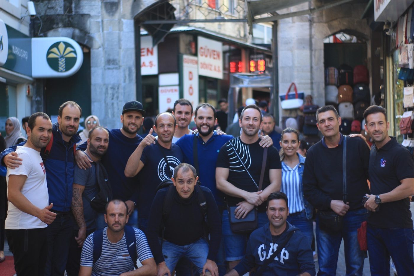Grupo de pacientes de ESTEPERA con David en Estambul durante su viaje de injerto capilar